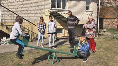 На Волині в будинок, який стояв пусткою, заселили три родини переселенців