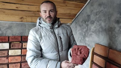 Цегла із відбитком лапи тварини Цегла із відбитком лапи тварини