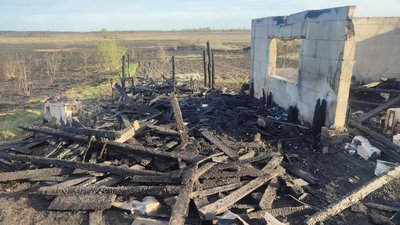 Вигорів луг і згорів дачний будинок. Мешканець Сумського району палив суху траву — поліція