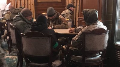 Близько сотні людей у камуфляжі прийшли до готелю Premier Palace в Києві. Що відомо Близько сотні людей у камуфляжі прийшли до готелю Premier Palace в Києві. Що відомо