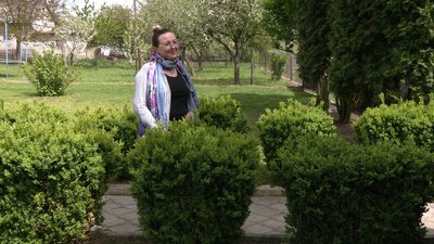 Світлана Сирота на своєму подвір'ї Світлана Сирота на своєму подвір'ї
