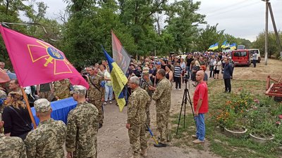 На Кіровоградщині прощаються з військовим, якого вбив снайпер На Кіровоградщині прощаються з військовим, якого вбив снайпер