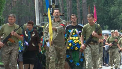 У Сумах попрощались з солдатом Романом Куровським, який загинув у Сумському районі У Сумах попрощались з солдатом Романом Куровським, який загинув у Сумському районі