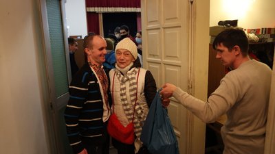 Колядки, вірші та подарунки. У Франківську провели різдвяний обід для безхатьків Колядки, вірші та подарунки. У Франківську провели різдвяний обід для безхатьків