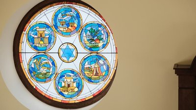 Символи колін Ізраїлю. В головній синагозі Буковини встановили вітражі Символи колін Ізраїлю. В головній синагозі Буковини встановили вітражі