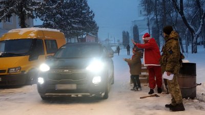 Вручають повістки і цукерки. У Глухові облаштували новорічний блокпост Вручають повістки і цукерки. У Глухові облаштували новорічний блокпост