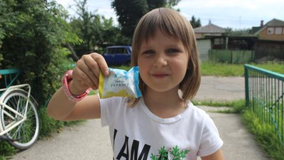Рахувала в умі — допомагала ЗСУ. На Рівненщині 7-річна переселенка знайшла свій спосіб волонтерити Рахувала в умі — допомагала ЗСУ. На Рівненщині 7-річна переселенка знайшла свій спосіб волонтерити