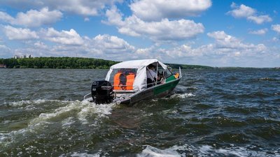 Акваторію Тернопільського патрулюють на моторному човні Акваторію Тернопільського патрулюють на моторному човні