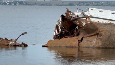 Російські війська вночі обстріляли Миколаїв. Потопили старе судно Російські війська вночі обстріляли Миколаїв. Потопили старе судно