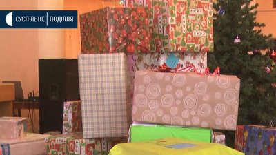 "У запакованих коробках іграшки, велосипед, навушники та солодощі", - дітям з Хмельничични виконали бажання