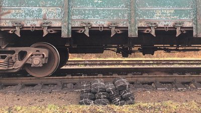 У вантажному потязі під дротами луцькі прикордонники знайшли контрабандні цигарки