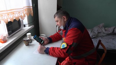 Працює на швидкій чверть століття. Медик з Лисичанська розповів про роботу у прифронтовій зоні Працює на швидкій чверть століття. Медик з Лисичанська розповів про роботу у прифронтовій зоні