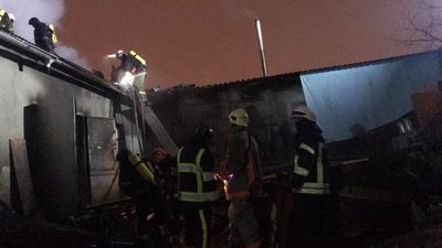 В Одесі зайнявся меблевий цех: вогонь гасять 47 рятувальників В Одесі зайнявся меблевий цех: вогонь гасять 47 рятувальників