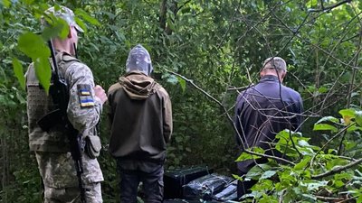 На Волині прикордонники затримали двох чоловіків з контрабандними цигарками та безпілотник