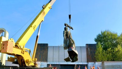 У Коломиї на Івано-Франківщині демонтували пам'ятник радянським воїнам