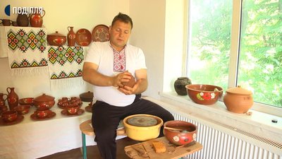 Село Рахнівку майстер обрав за кількома критеріями, один з яких — безкоштовна теракотова глина. Фото: Суспільне Село Рахнівку майстер обрав за кількома критеріями, один з яких — безкоштовна теракотова глина. Фото: Суспільне