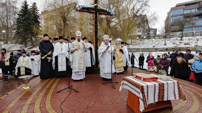 На набережній Тернопільського ставу освятили воду На набережній Тернопільського ставу освятили воду