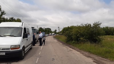 На Прикарпатті селяни перекрили дорогу – вимагають ремонту На Прикарпатті селяни перекрили дорогу – вимагають ремонту