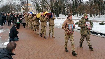 На Чернігівщині попрощалися з п'ятьма бійцями, які загинули на сході України На Чернігівщині попрощалися з п'ятьма бійцями, які загинули на сході України