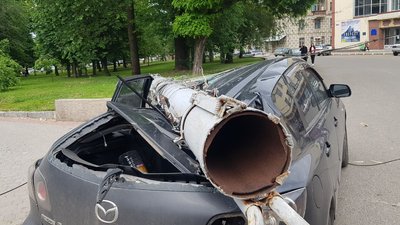 У Харкові електроопора впала на автомобіль У Харкові електроопора впала на автомобіль
