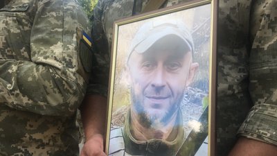 У Полтаві прощаються із воїнами, які загинули під час оборони України У Полтаві прощаються із воїнами, які загинули під час оборони України