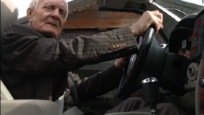 Мотор — від BMW, фари — з кімнатних ламп. Конструктор з Ніжина зібрав кабріолет. СУСПІЛЬНЕ | ЛЮДИ
