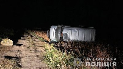Внаслідок ДТП на Хмельниччині загинув пасажир. Водій, ймовірно, був п'яний
