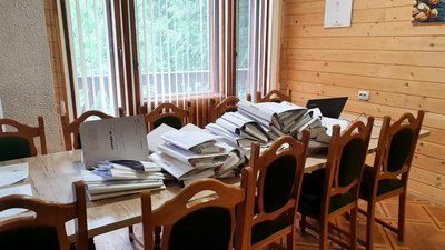 На Прикарпатті у лісгоспах провели обшуки через незаконну вирубку деревини На Прикарпатті у лісгоспах провели обшуки через незаконну вирубку деревини