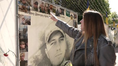 "Син знав, що ця поїздка може бути останньою". У Хмельницькому вшанували пам'ять азовця Богдана Демчука