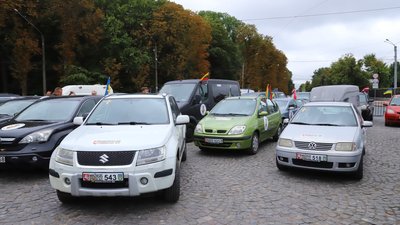 Автомобілі, які привезли іноземні волонтери