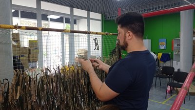 Харківський артист Віктор Гончаренко плете маскувальні костюми у Полтаві
