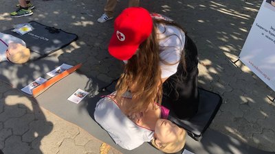 Волонтери "Червоного хреста" вчили ужгородців надавати першу медичну допомогу