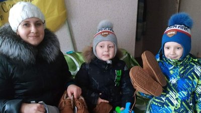 У Першотравенську на Дніпропетровщині 440 переселенців із Луганщини отримали зимове взуття