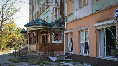 Херсон, обстріли, будівля, уламки
