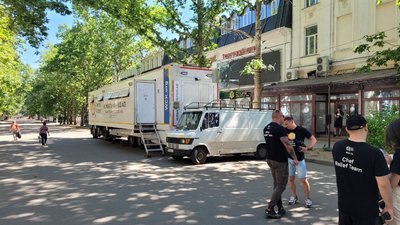 Волонтери на фуд-траці годують миколаївців
