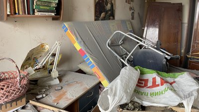 "У квартирі дим стоїть, балкона зовсім нема. Добре, що мама не поранена". Херсонці розповіли про наслідки атак армії РФ "У квартирі дим стоїть, балкона зовсім нема. Добре, що мама не поранена". Херсонці розповіли про наслідки атак армії РФ