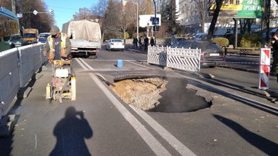 У Житомирі на Великій Бердичівській латають труби у проваллі, в яке втрапив маршрутний автобус