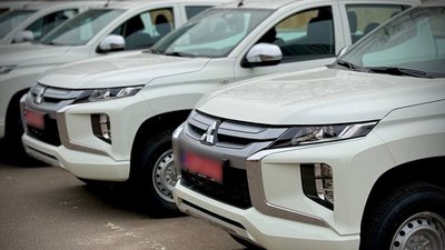 5 пікапів та 17 контейнерів: в Одеській мерії розповіли про передачу допомоги військовим