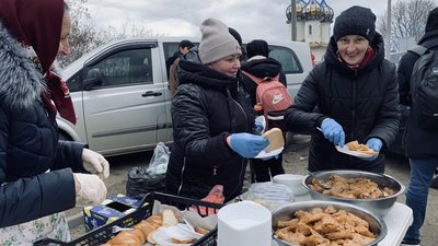 На Порубному з обох боків україно-румунського кордону волонтери допомагають українцям На Порубному з обох боків україно-румунського кордону волонтери допомагають українцям
