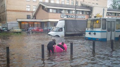 У Дніпрі продовжують ліквідовувати наслідки негоди У Дніпрі продовжують ліквідовувати наслідки негоди