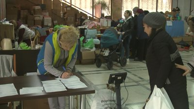 Перед тим як зайди до центру, внутрішньопереміщені особи реєструються. Перед тим як зайди до центру, внутрішньопереміщені особи реєструються.
