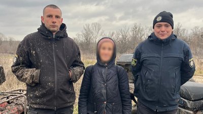 Жінка, яку відшукали після ночі в лісі
