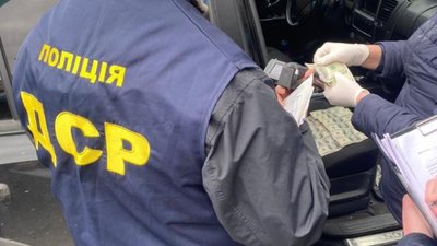 100 тисяч грн хабаря за зняття арешту з майна: у Херсоні затримали співробітницю виконавчої служби