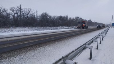 У Кропивницькому минулої ночі на посипання доріг витратили майже 300 тонн протиожеледної суміші