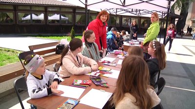 До Дня матері у Житомирі на Новому Бульварі проходить мистецька акція "Усі квіти тобі, матусю" До Дня матері у Житомирі на Новому Бульварі проходить мистецька акція "Усі квіти тобі, матусю"