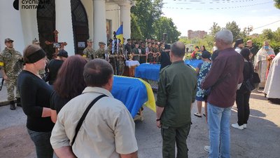 Із чотирма воїнами, які полягли на війні з Росією, попрощалися у Полтаві: як про них згадували рідні Із чотирма воїнами, які полягли на війні з Росією, попрощалися у Полтаві: як про них згадували рідні