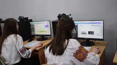 Тато загиблого на війні буковинця облаштував комп'ютерний клас у школі в пам‘ять про сина Тато загиблого на війні буковинця облаштував комп'ютерний клас у школі в пам‘ять про сина
