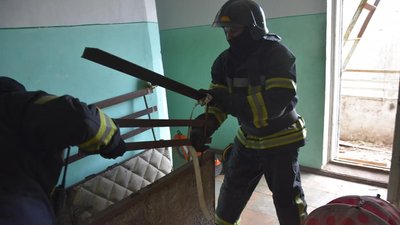 В Одесі у багатоповерхівці відірвалася частина балкону В Одесі у багатоповерхівці відірвалася частина балкону