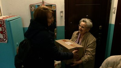 У Рівному волонтери роздавали великодні набори переселенцям та підопічним. Що поклали У Рівному волонтери роздавали великодні набори переселенцям та підопічним. Що поклали