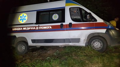 На Львівщині рятувальники витягнули з кювету авто швидкої, яке мало відвезти хворого до лікарні